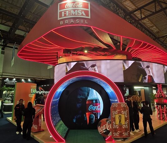 Coca-Cola FEMSA BR na APAS 2026: latinha da Copa, Monster Morango e Fanta Xbox são as novidades da gigante. Assista!