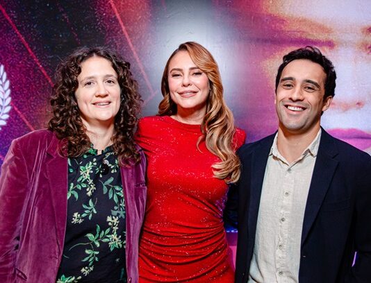 Paolla Oliveira leva emoção à pré-estreia de “Herança de Narcisa”