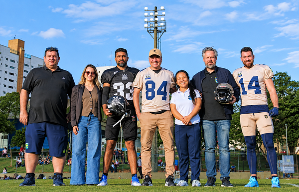 CERET ganha nova iluminação e transforma noite de futebol americano